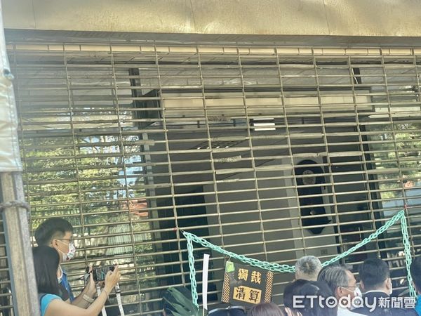 ▲綠色鐵鍊鎖大門！竹市國民黨部最後一日　黨員掛牌抗議哭了。（圖／讀者提供）