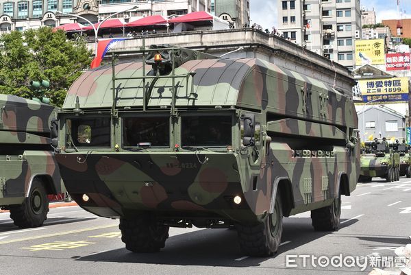 ▲▼110年國慶大會,M3浮門橋車,六軍團工兵浮橋車。（圖／記者李毓康攝）