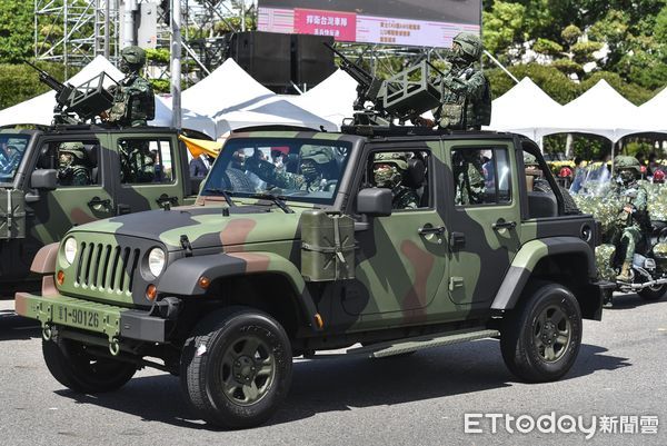 ▲▼110年國慶大會,憲兵快反連戰術偵搜車。（圖／記者李毓康攝）