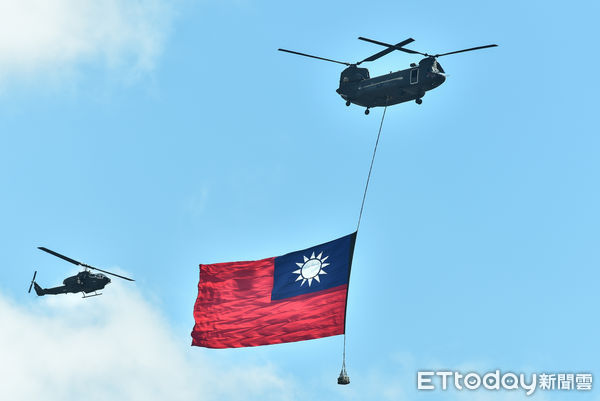 ▲▼110年國慶大會,CH-47SD直升機吊掛巨幅國旗,由AH-1W超級眼鏡蛇直升機伴飛。（圖／記者李毓康攝）