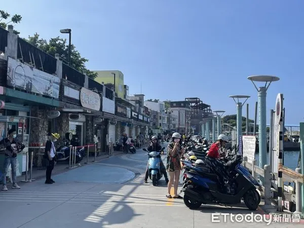 ▲東港警分局在小琉球白沙碼港邊加強交安勤務             。（圖／記者陳崑福翻攝，以下同）