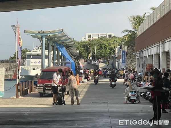 ▲東港警分局在小琉球白沙碼港邊加強交安勤務             。（圖／記者陳崑福翻攝，以下同）