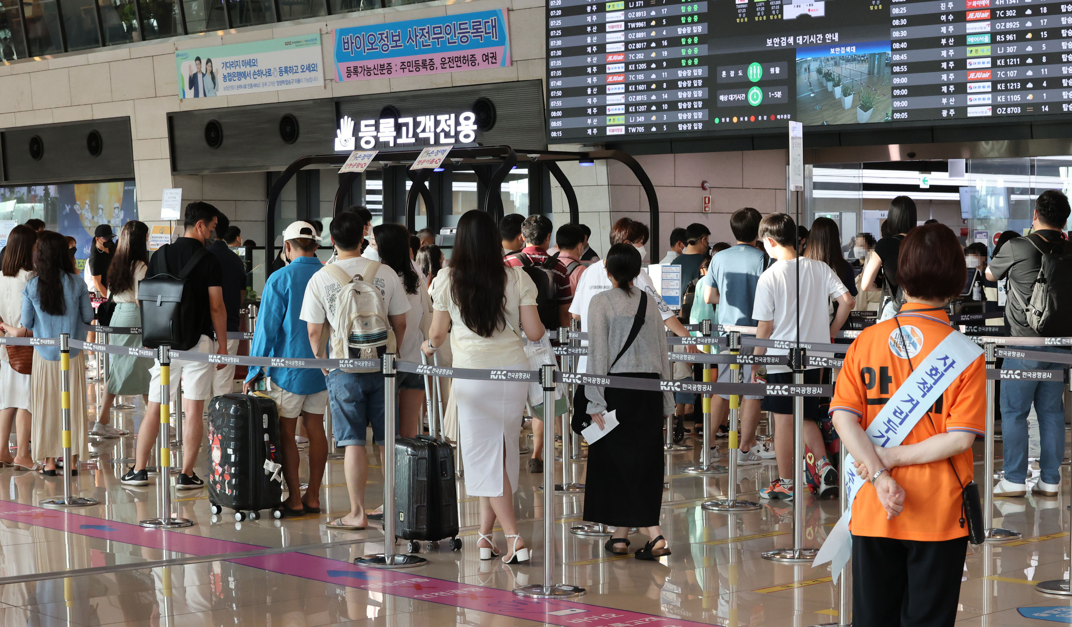 ▲▼8月15日光復節休假，南韓首爾金浦機場的旅客絡繹不絕。（圖／達志影像）