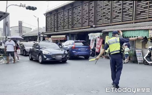 ▲台南菁寮俗女村及白河仙草甕仔雞城湧人潮，白河警分局動員警方全力交通疏導。（圖／記者林悅翻攝，下同）