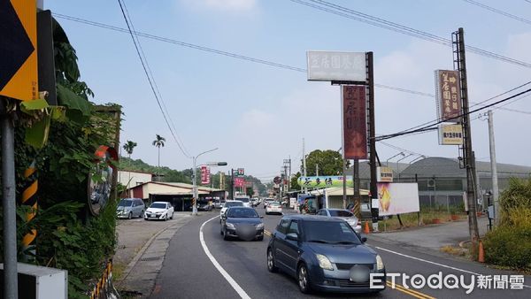 ▲台南菁寮俗女村及白河仙草甕仔雞城湧人潮，白河警分局動員警方全力交通疏導。（圖／記者林悅翻攝，下同）