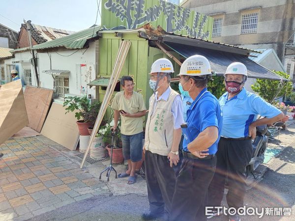 ▲國慶連假，台南市「做工行善團」不停歇，由各志工發揮其專長，協助無資力修繕房屋的弱勢市民改善居住環境。（圖／記者林悅翻攝，下同）