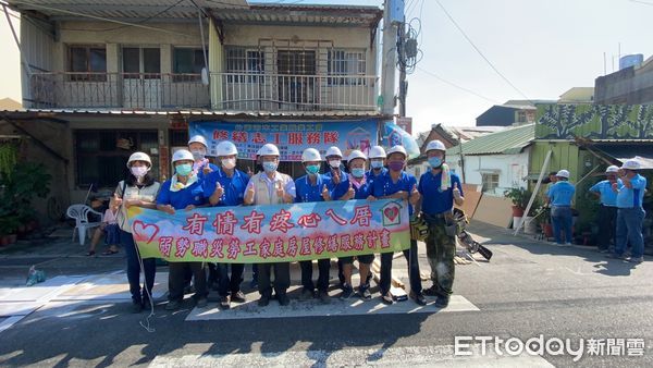 ▲國慶連假，台南市「做工行善團」不停歇，由各志工發揮其專長，協助無資力修繕房屋的弱勢市民改善居住環境。（圖／記者林悅翻攝，下同）