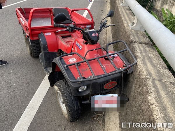 ▲三寶搬運車突轉彎　後方轎車閃不及撞上！空翻3圈幸運逃命。（圖／記者黃孟珍翻攝）