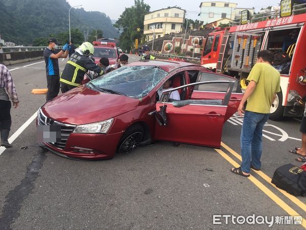 ▲三寶搬運車突轉彎　後方轎車閃不及撞上！空翻3圈幸運逃命。（圖／記者黃孟珍翻攝）