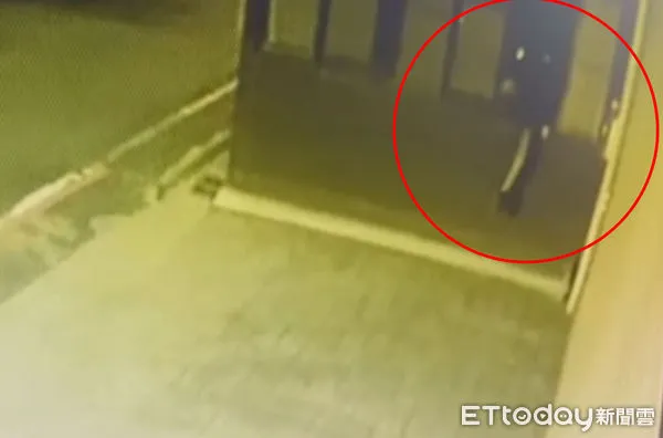 ▲游姓及李姓嫌犯，先是提酒假裝拜訪友人，確認屋內無人後大膽爬窗進入行竊。（圖／記者黃孟珍翻攝）