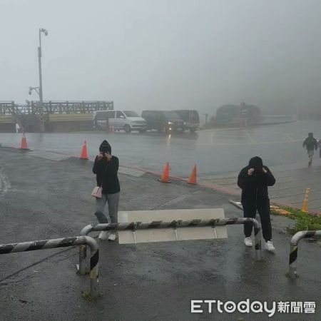 ▲▼合歡山武嶺周邊上午下起狂風大雨。（圖／記者高堂堯翻攝）