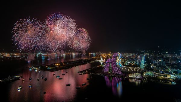 ▲國慶焰火10日晚間於高雄港區進行施放。（圖／翻攝高市府）