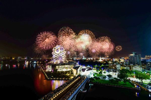 ▲國慶焰火10日晚間於高雄港區進行施放。（圖／翻攝高市府）