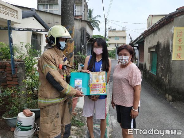 ▲台南市歸仁區中正北路三段一處一樓平房傳出火警，鄰居因見濃煙及聽到警報聲，立即告知屋主，警消獲報後立即派遣人車前往搶救避免釀災，住警器及時阻止了一場可能的災情。（圖／記者林悅翻攝，下同）