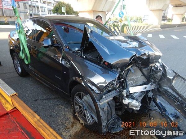 ▲▼李女車輛右側嚴重受損，莊男車輛車頭幾乎全毀。（圖／中壢警分局提供）