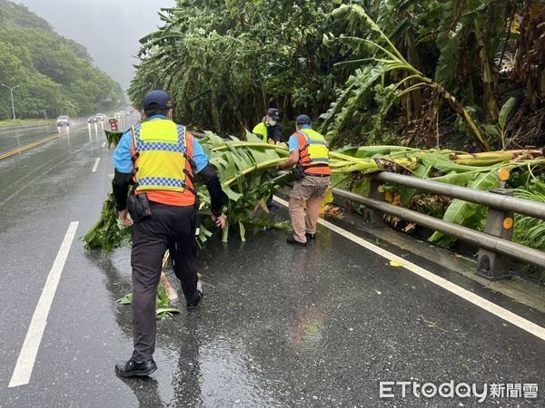 ▲▼新城分局員警冒強勁風雨排除路面障礙。（圖／新城分局提供，下同）