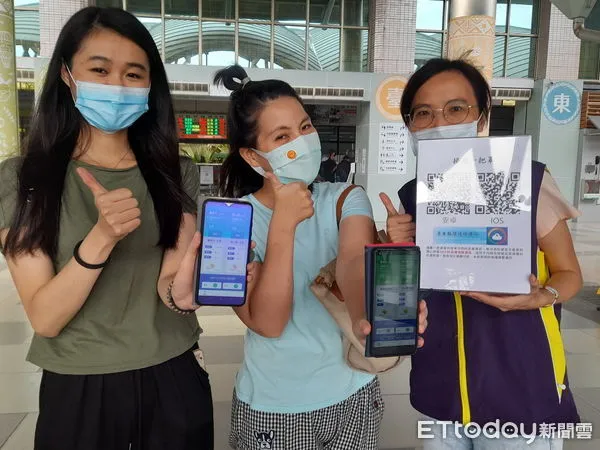 ▲環保局人員，向民眾推廣揚塵一把罩APP。（圖／記者楊漢聲翻攝）