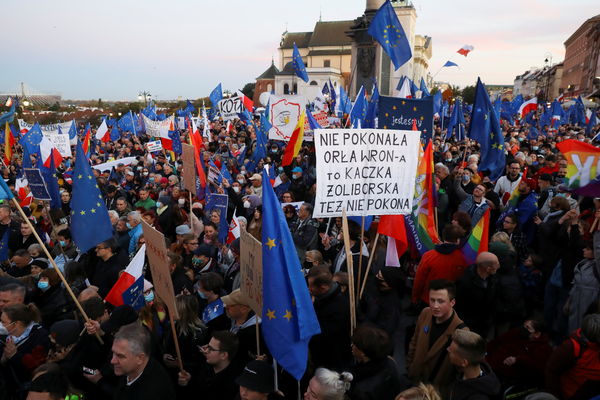 ▲▼約10萬名波蘭民眾聚集在首都華沙反對退出歐盟。（圖／路透）