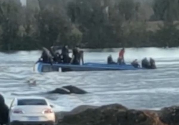 ▲▼河北大客車墜河2死12失蹤　乘客爬上車頂求援。（圖／翻攝微博）