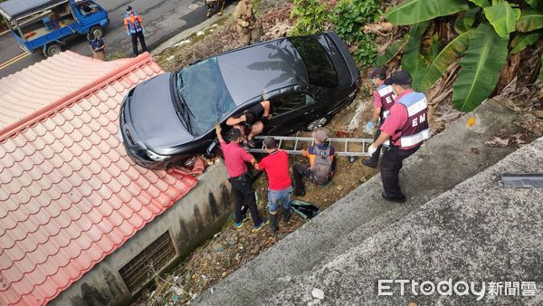 ▲楠西區轎車翻落邊坡，砸中民宅屋頂。（圖／記者林悅翻攝）