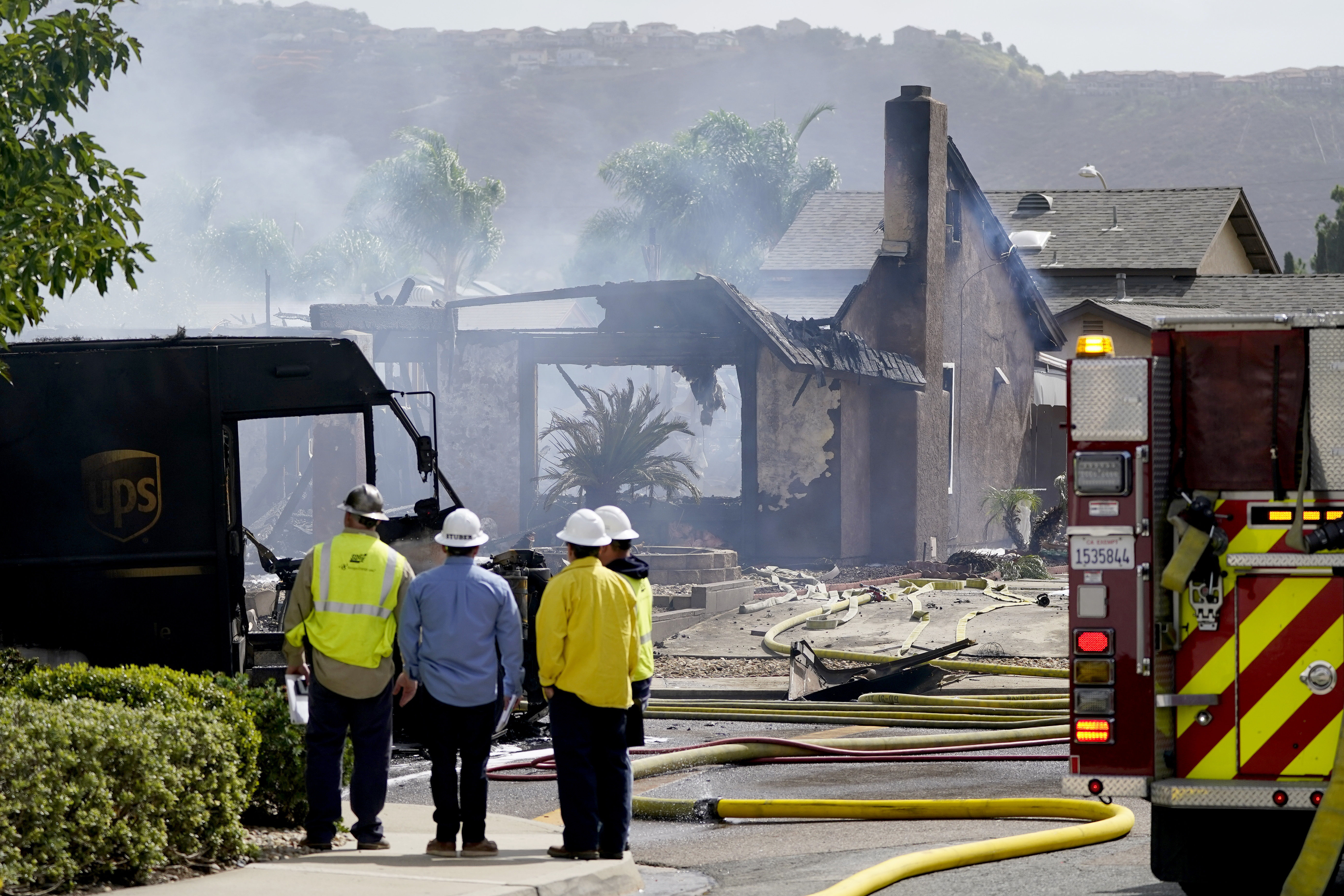 ▲▼小飛機墜毀加州住宅區！　引發大火至少2死2民宅全毀。（圖／達志影像／美聯社）