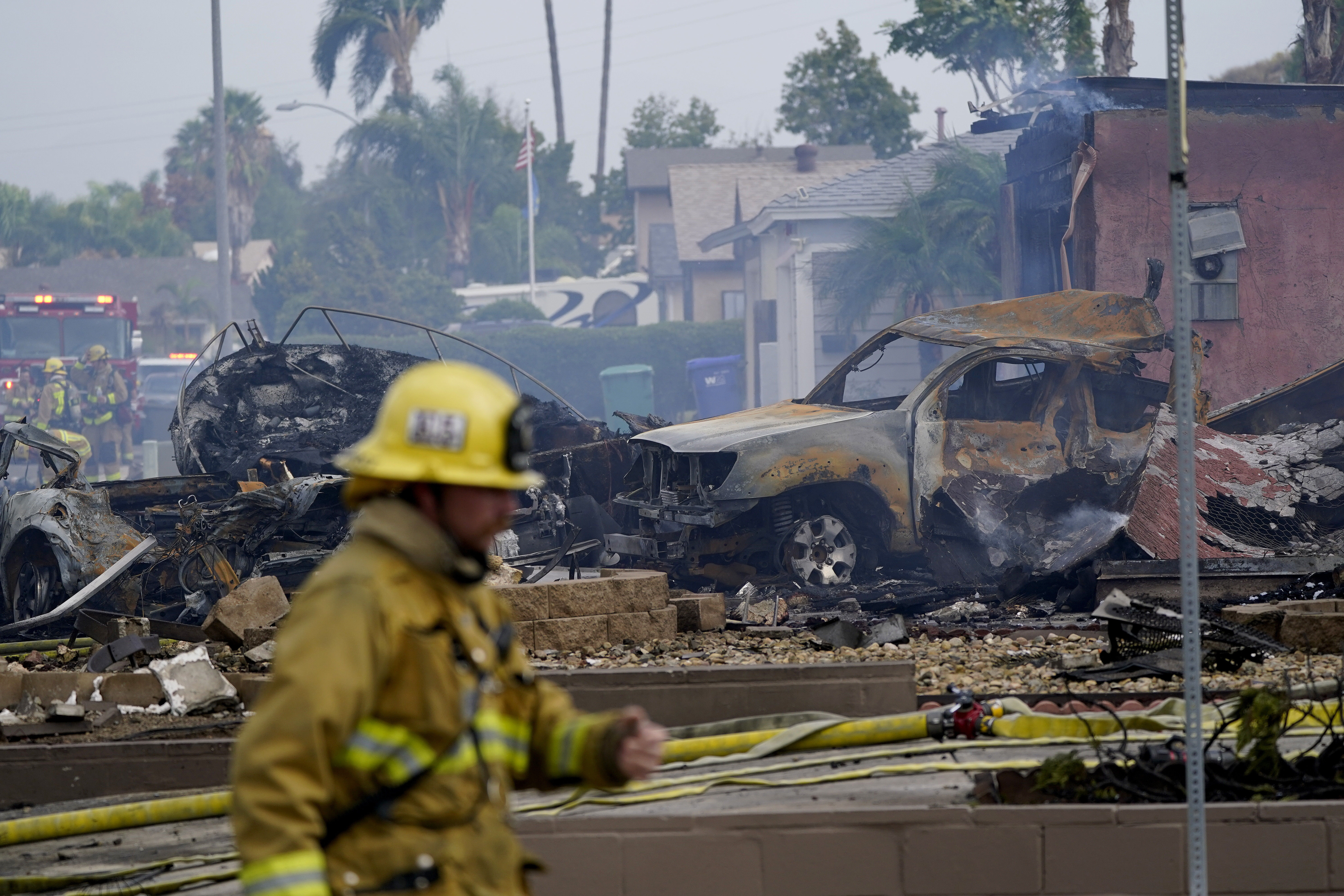 ▲▼小飛機墜毀加州住宅區！　引發大火至少2死2民宅全毀。（圖／達志影像／美聯社）