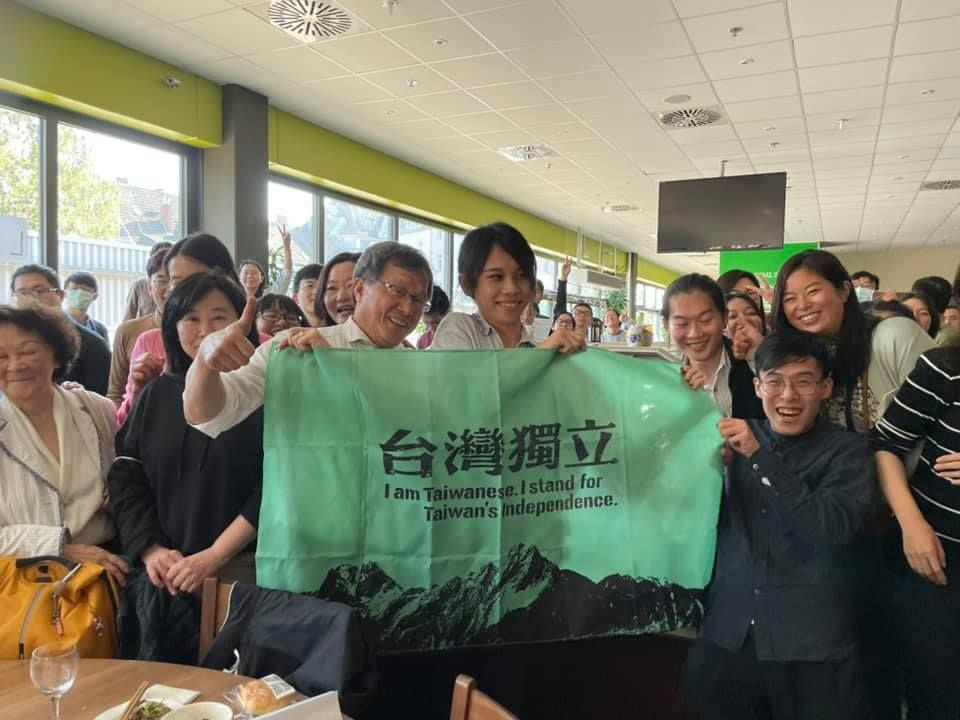 ▲謝志偉先前曾與拿著台灣獨立旗幟的學生合影。（圖／翻攝謝志偉臉書）