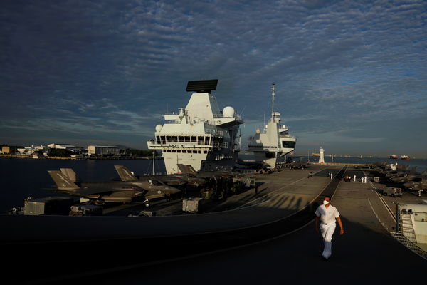 ▲▼英國航母伊麗莎白女王號（HMS Queen Elizabeth）2021年10月11日停靠新加坡。（圖／路透）
