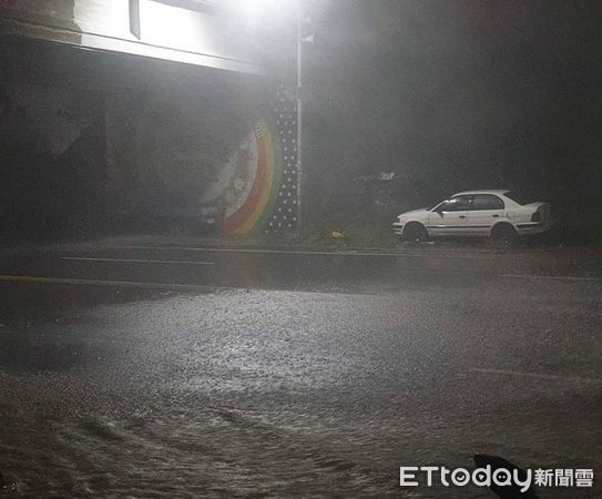 ▲▼台東縣風雨大，傳出路樹傾倒、民宅淹水，還有招牌被吹走。（圖／記者楊漢聲翻攝）