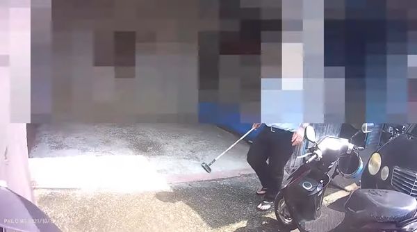 ▲▼外送員等24分鐘問一句險被打！餐館抄掃把恐嚇　當場逼他轉單。（圖／爆料公社）