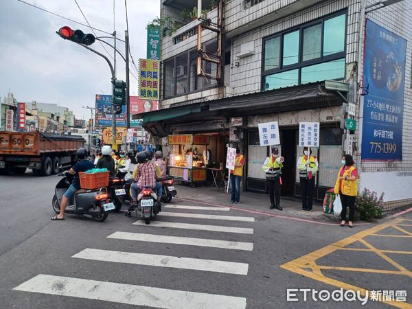 ▲里港警分局率同義交、志工路口宣導交安             。（圖／記者陳崑福翻攝，以下同）