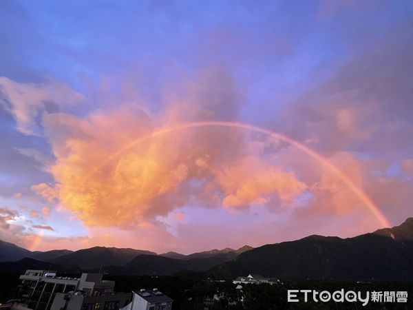 ▲受圓規颱風外圍環流影響，日月潭出現雙虹大景。（圖／民眾陳先生提供）