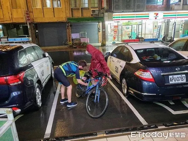 ▲愛爾蘭情侶騎單車環島，遇颱風攪局向警方求助。（圖／大園警分局提供）