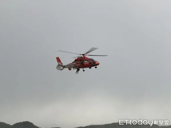 ▲屏東警消會同空勤總隊、高雄市消防人員荖濃溪救人             。（圖／記者陳崑福翻攝，以下同）