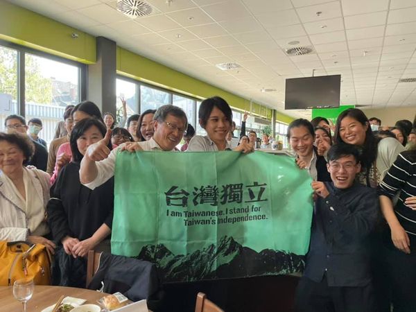 ▲▼謝志偉與拿著台灣獨立旗幟的學生合照。（圖／翻攝謝志偉臉書）