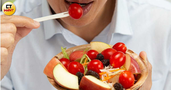營養師建議多吃天然高纖蔬果，身體比較不容易發炎，自然就能降低過敏機率。（圖／黃耀徵攝）