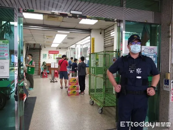 ▲郵局各支局10月12日起可臨櫃領五倍券，台南市南區6個郵政支局，一早雖湧現領券人潮，警方在場戒護，秩序大致良好。（圖／記者林悅翻攝，下同）