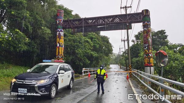 ▲▼花64線瑞港公路14K處發生大規模坍方，影響東西向通車。（圖／鳯林分局提供，下同）