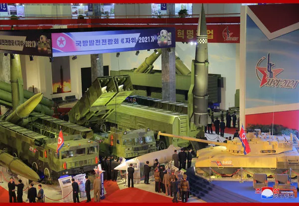 ▲北韓「自衛·2021」國防展中秀出多款近5年生產的新式裝備。（圖／翻攝朝中社）