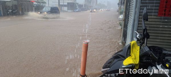 ▲台東雨勢驚人，馬路淹成河流。（圖／記者楊漢聲攝）