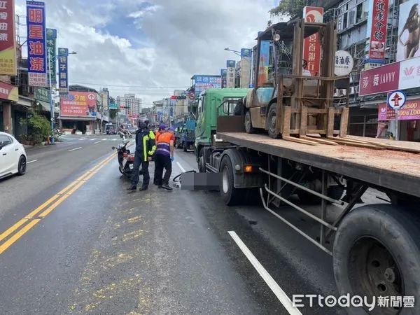 ▲▼    桃園萬壽路死亡車禍         。（圖／記者沈繼昌翻攝）