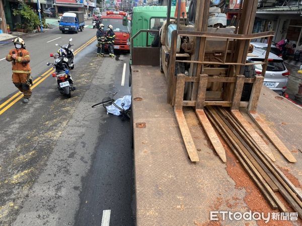 ▲▼    桃園萬壽路死亡車禍         。（圖／記者沈繼昌翻攝）