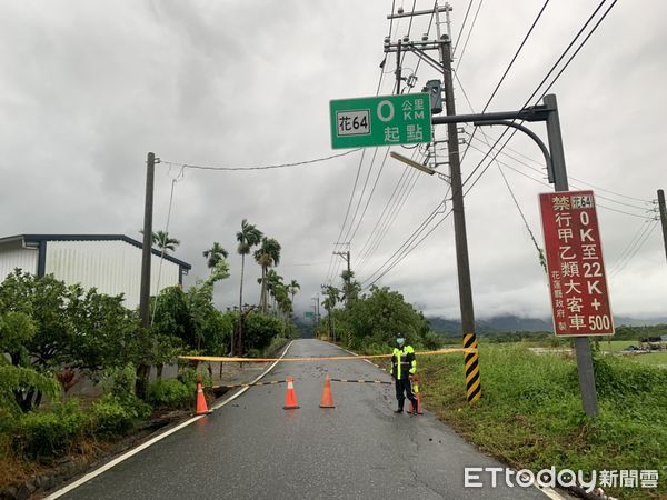 ▲▼花64線瑞港公路多處發生大規模坍方，持續封路。（圖／鳯林分局提供，下同）