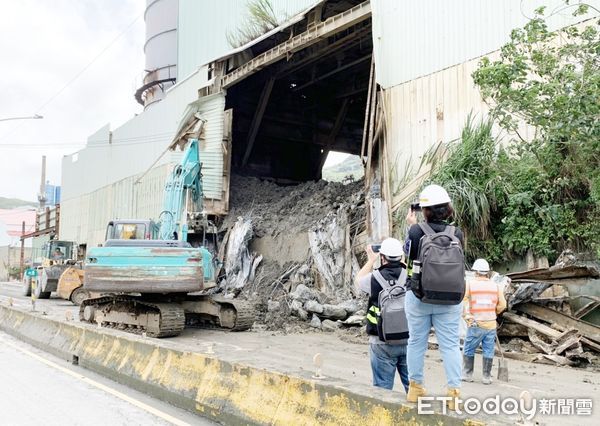 ▲桃園市龜山區承恩砂石場12日凌晨發生砂石坍塌意外，導致一輛計程車慘遭活埋當場慘死，市府勞檢處人員趕往現場勘查。（圖／記者沈繼昌攝）