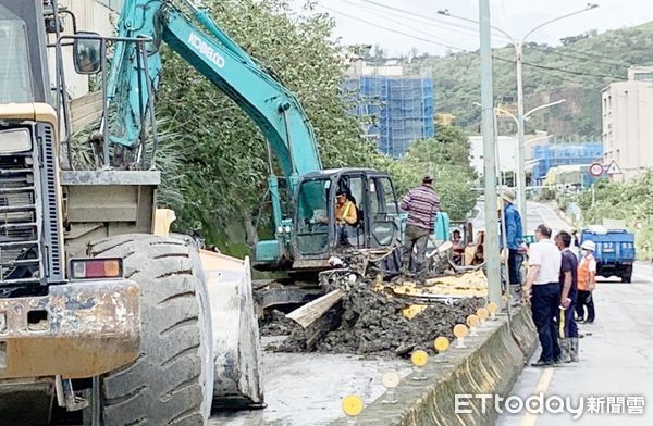 ▲桃園市龜山區承恩砂石場12日凌晨發生砂石坍塌意外，導致一輛計程車慘遭活埋當場慘死，市府新聞處強調，除祭出30萬元重罰外，將對罹難者家屬發給5萬3600元慰問金並協助處理善後。（圖／記者沈繼昌攝）