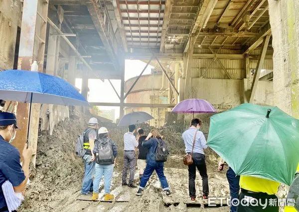 ▲桃園市龜山區承恩砂石場12日凌晨發生砂石坍塌，導致計程車司機活埋慘死意外，桃園地檢署檢察官李韋誠下午會同市府勞檢處人員現場勘驗。（圖／記者沈繼昌翻攝）