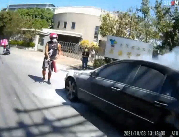 新北男轎車陷火海！吊嘎熊貓載滅火器出現　撲滅後繼續外送。（圖／東森新聞）