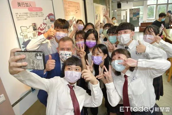 ▲澳洲昆士蘭省代表劉培希（著藍西裝者）造訪旭光高中。（圖／南投縣政府提供）