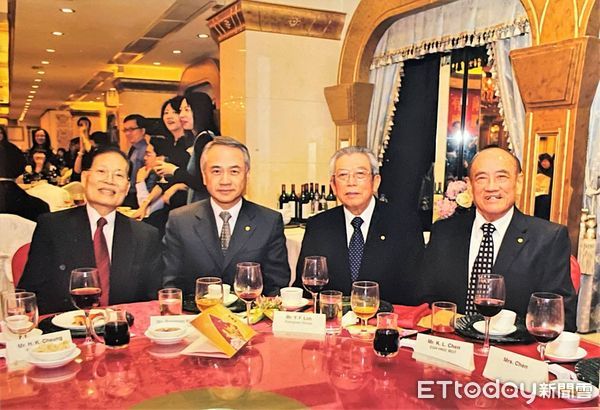▲2012年駱耀煌(右二)出席長榮香港公司尾牙，與香港公司董事陳剛齡(右一)，張慶球(左一)，總經理謝志堅(左二)合影。（圖／謝志堅提供）