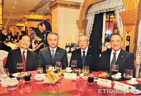 ▲2012年駱耀煌(右二)出席長榮香港公司尾牙，與香港公司董事陳剛齡(右一)，張慶球(左一)，總經理謝志堅(左二)合影。（圖／謝志堅提供）